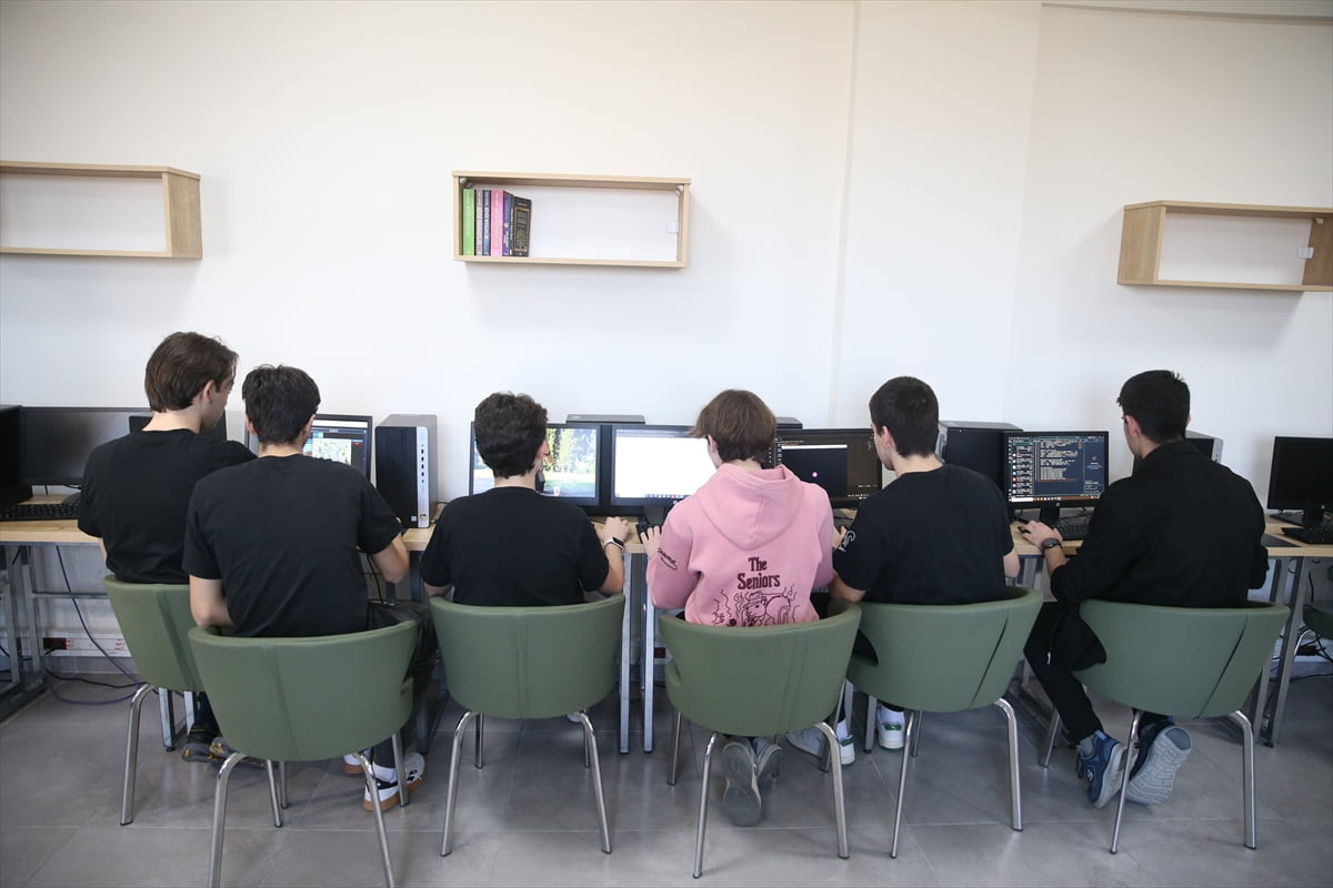 Bursa'da Şükrü Şankaya Anadolu Lisesi öğrencilerinin geliştirdiği yapay zeka destekli yazılımla...