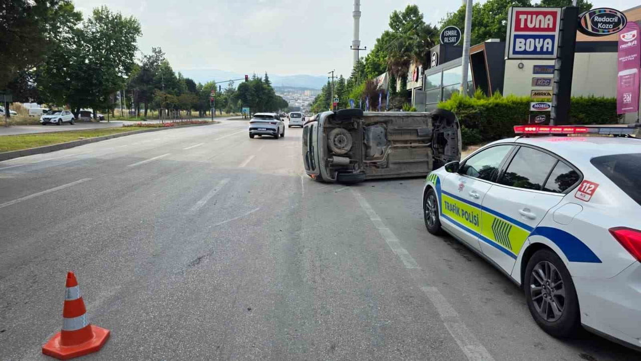 BURSA'DA SÜRÜCÜSÜNÜN DİREKSİYON HAKİMİYETİNİ KAYBETMESİYLE KALDIRIMA ÇARPAN ARAÇ TAKLA ATTI....