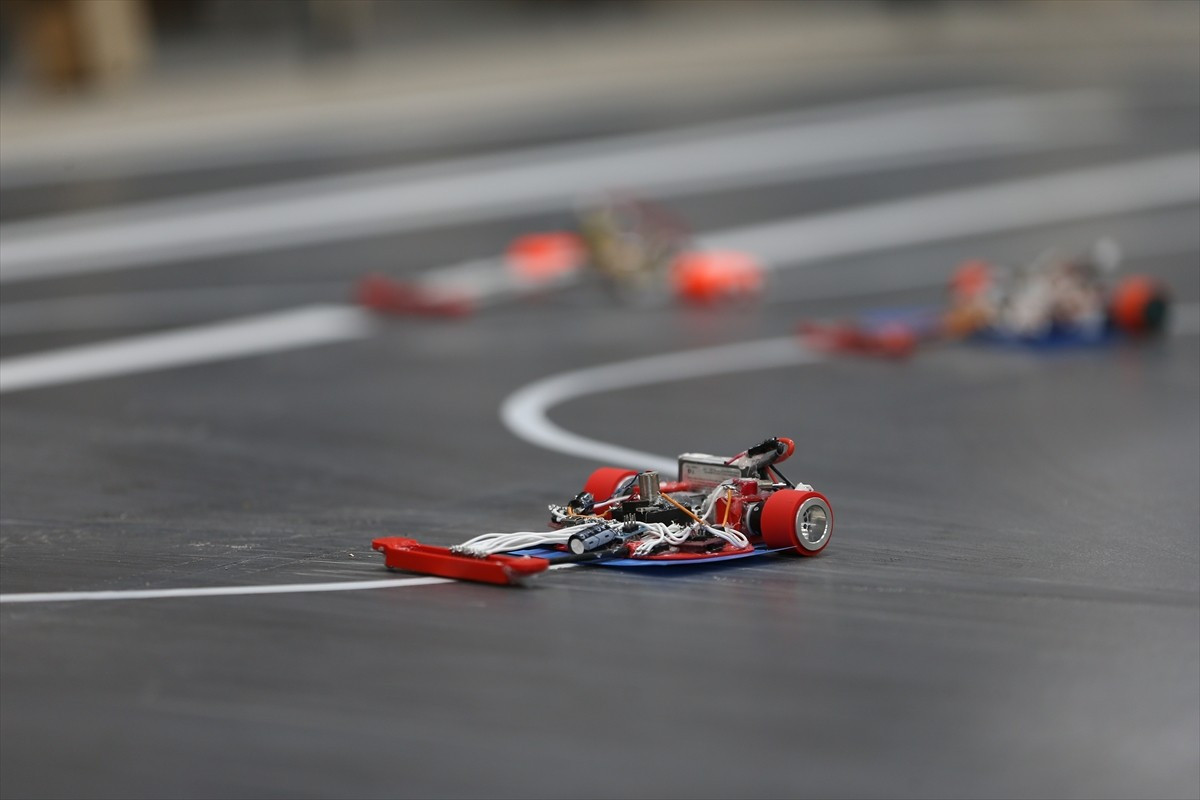 Bursa'da, tasarladıkları çizgi izleyen robotla Romanya'nın başkenti Bükreş'te düzenlenen...