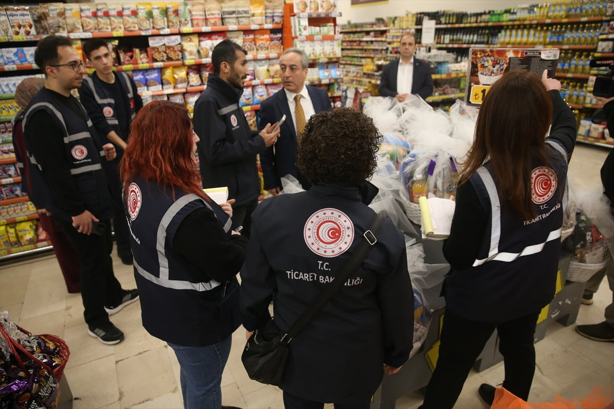 Bursa'da Ticaret İl Müdürlüğü ekiplerince, yılbaşı öncesi alışveriş merkezinde fiyat ve etiket...