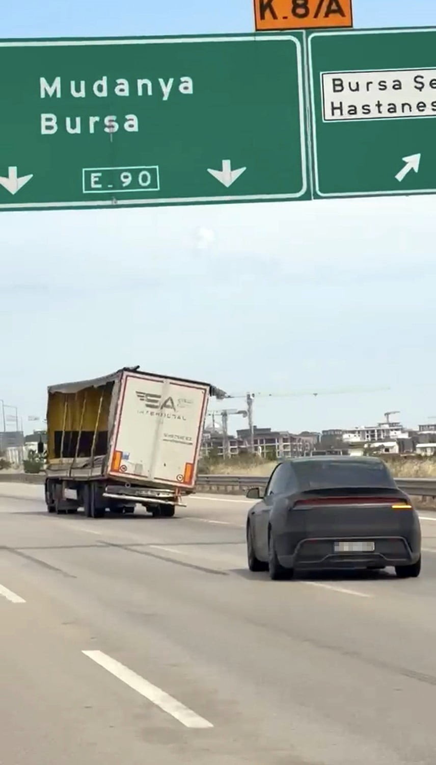 BURSA'DA TRAFİKTE İLERLEYEN BİR TIRIN YANA YATMIŞ ŞEKİLDE SEYREDEN DORSESİ, GÖRENLERİ HAYRETE...