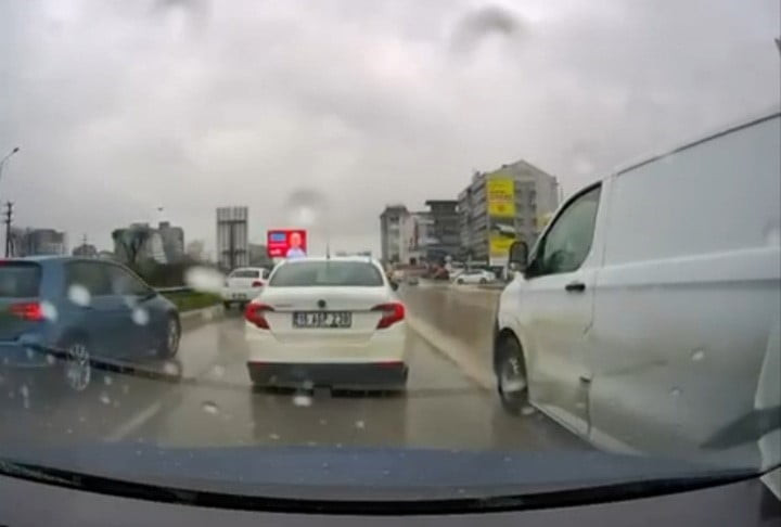 BURSA'DA TRAFİKTE YOL VERME MESELESİ YÜZÜNDEN ÇIKAN TARTIŞMADA MİNİBÜSTEN İNEN 3 KİŞİ, OTOMOBİL...