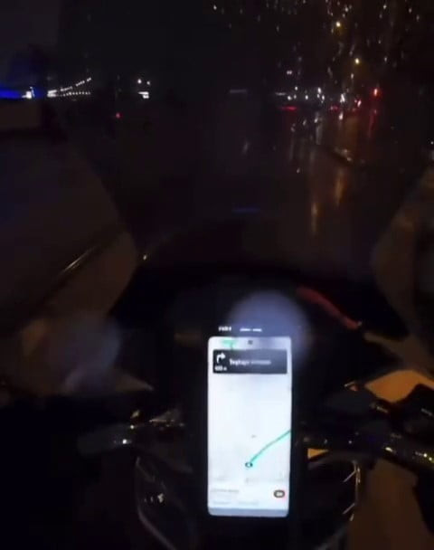 BURSA'DA TRAMVAY HATTINDAKİ ÇUKURA GİREN MOTOSİKLET SÜRÜCÜSÜ KAZA YAPTI, O ANLAR SANİYE SANİYE...