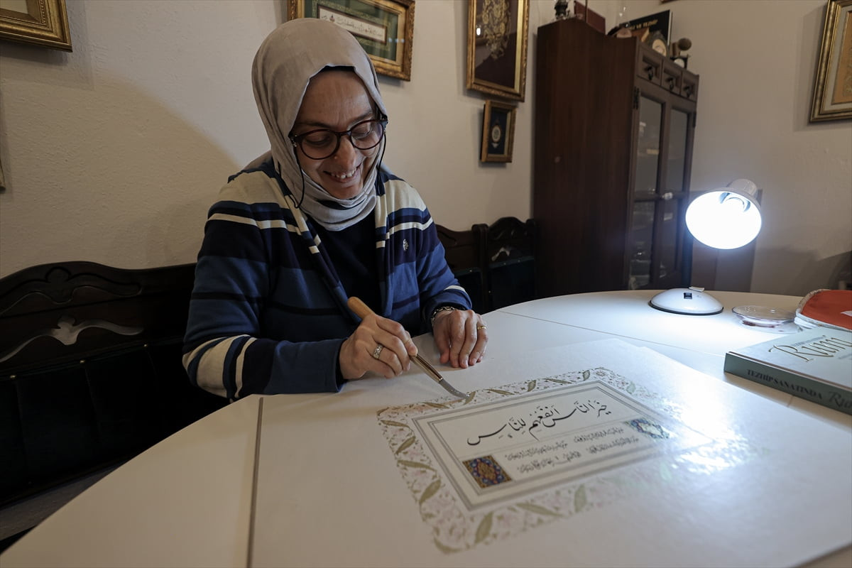 Bursa'da, üniversite yıllarında bir gazetede okuduğu haberden etkilenerek adım attığı tezhip...