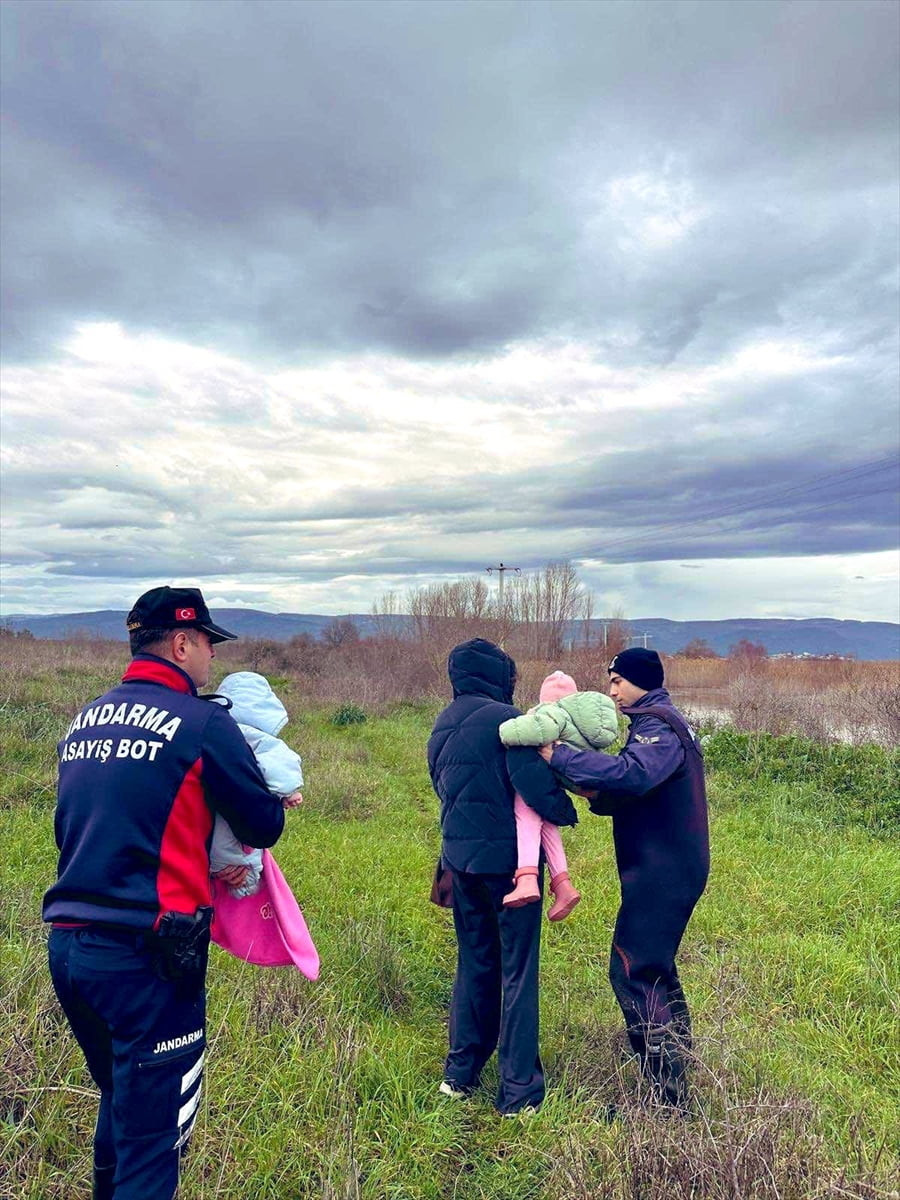 Bursa'da yağış nedeniyle su seviyesinin yükseldiği Uluabat Gölü yakınlarında bulunan tarladaki...