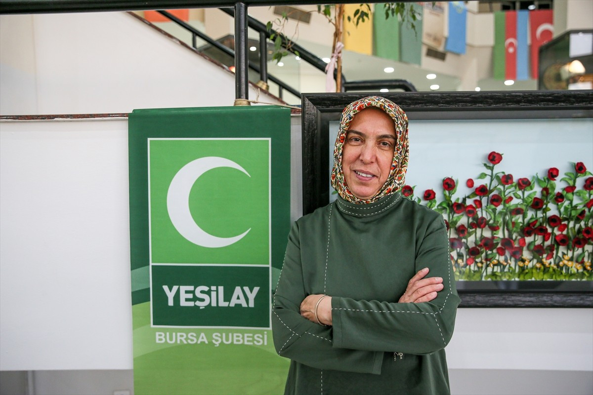 Bursa'da yaşayan 56 yaşındaki ipek koza sanatçısı Menşure Uçak (fotoğrafta), yaptığı sanat...