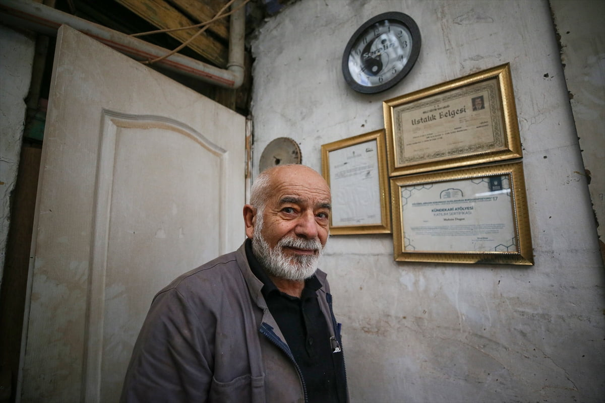 Bursa'da yaşayan ahşap el sanatları ustası Muhsin Duğan, ömrünün 53 yılını adadığı mesleğini...