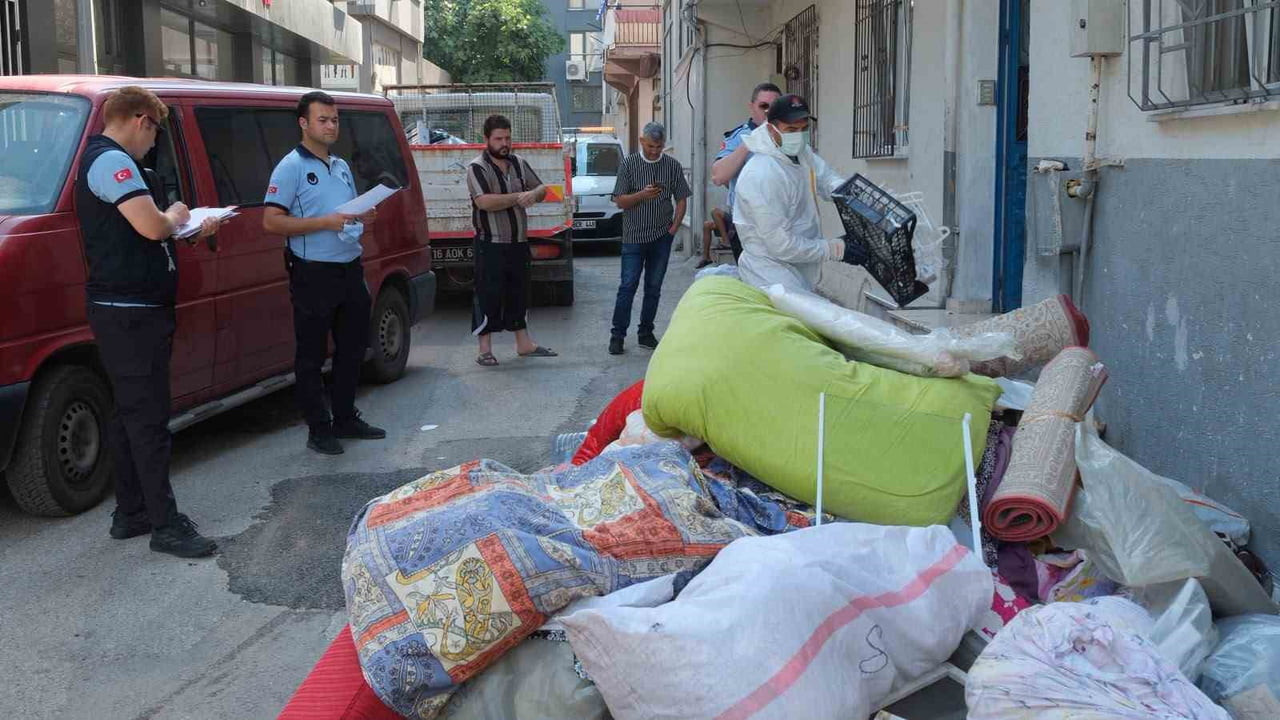 BURSA'DA YILDIRIM BELEDİYESİ EKİPLERİ, KAZIM KARABEKİR MAHALLESİ'NDE ÇÖP EVE OLARAK KULLANILAN...