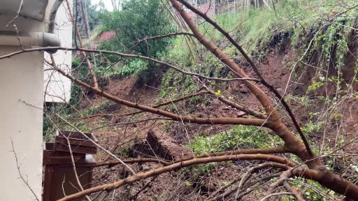 Bursa'da yoğun yağış sonrası istinat duvarı çöktü