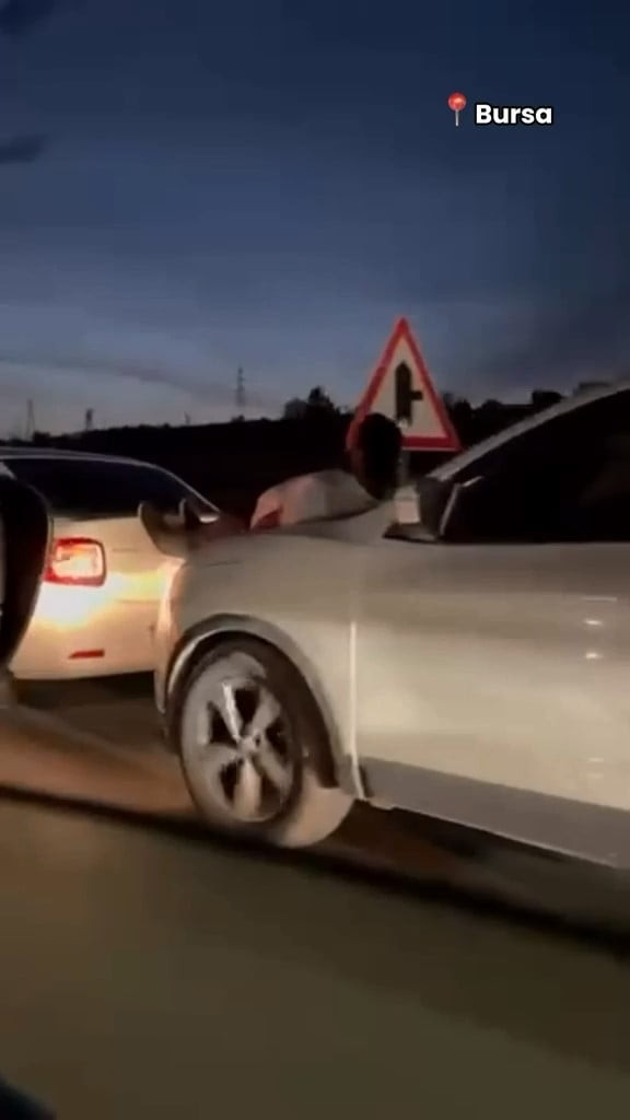 BURSA'DA YOLDA KALAN ARACI ÇEKMEK İSTEYEN YARDIMSEVER VATANDAŞ, HALAT BULAMAYINCA TEHLİKELİ BİR...