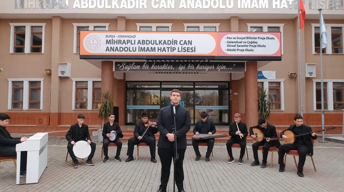 Bursa'daki Mihraplı Abdulkadir Can Anadolu İmam Hatip Lisesi Musiki Projesi öğrenci ve...