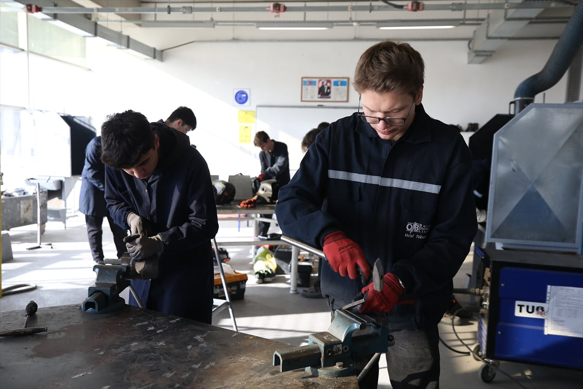 Bursa'daki Otomotiv Endüstrisi İhracatçıları Birliği (OİB) Mesleki ve Teknik Anadolu Lisesinin...