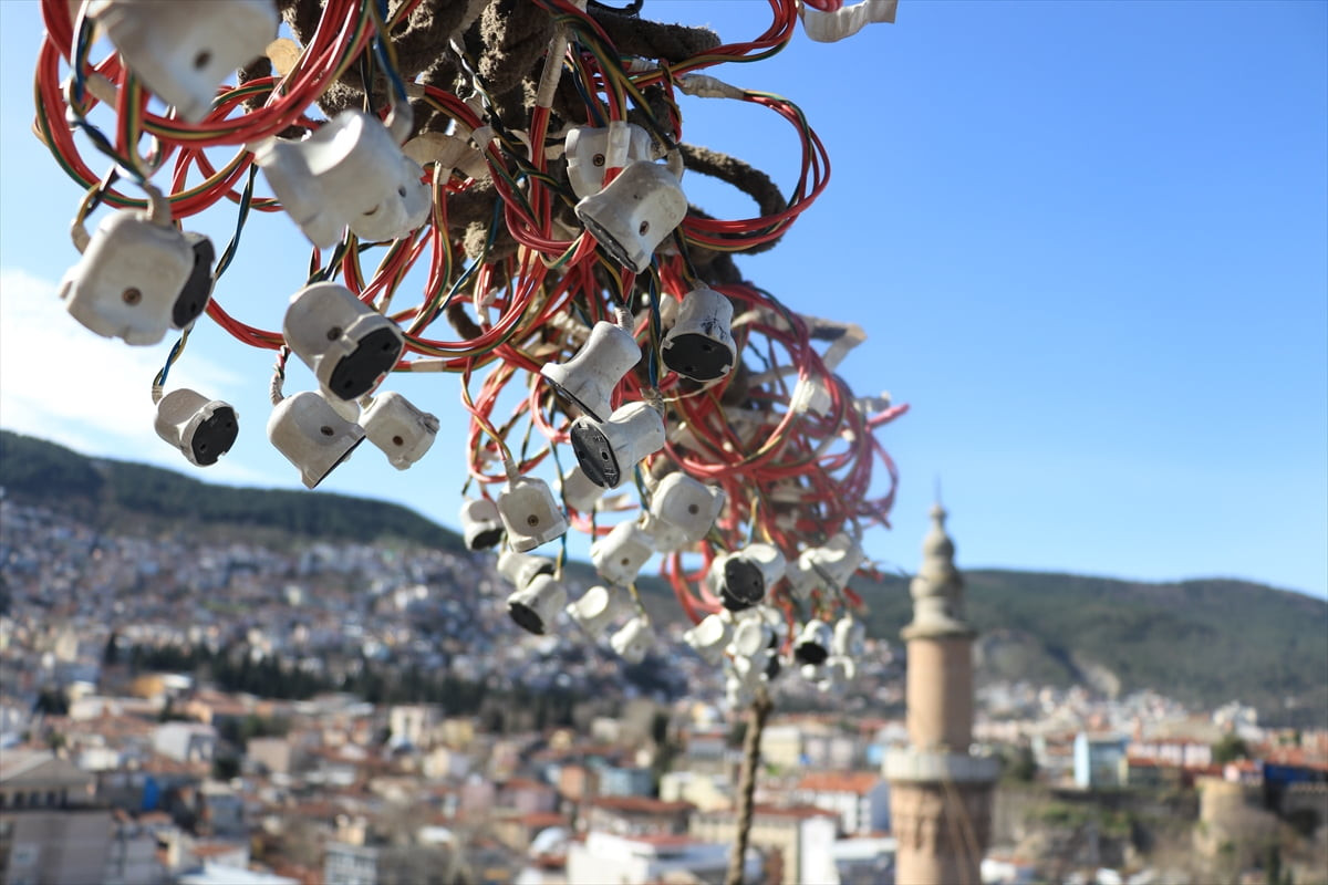 Bursa'daki tarihi Ulu Cami'nin minareleri arasına "Kul hakkından sakın" yazılı mahyanın asılmasına...