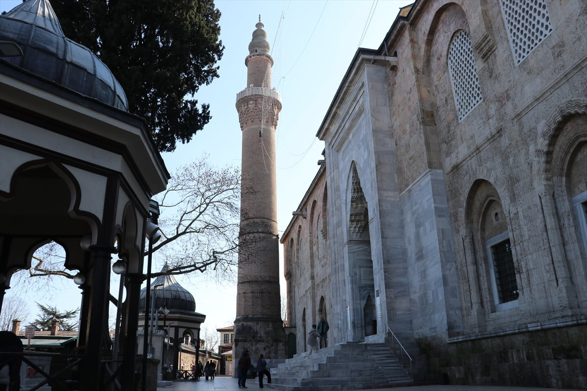 Bursa'daki tarihi Ulu Cami'nin minareleri arasına "zekat berekettir" mahyası asılıyor.