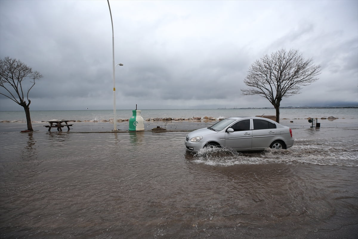 Bursa'nın deniz kıyısındaki bölgelerde fırtına yaşamı olumsuz etkiliyor. Taşkın nedeniyle...