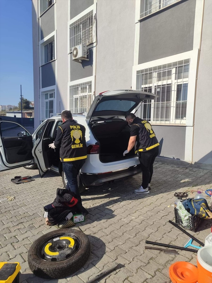 Bursa'nın Gemlik ilçesinde bir araçta 5 bin 526 uyuşturucu hap ele geçirildi, 2 kişi gözaltına...