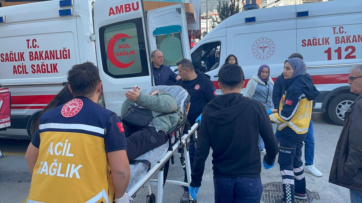 Bursa'nın Gemlik ilçesinde çıkan silahlı kavgada 2 kişi yaralandı.