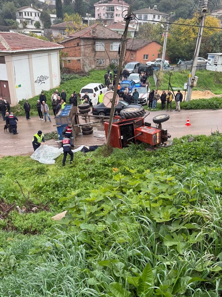 Bursa'nın Gemlik ilçesinde devrilen traktörün sürücüsü yaşamını yitirdi. Çevredekilerin ihbarı...