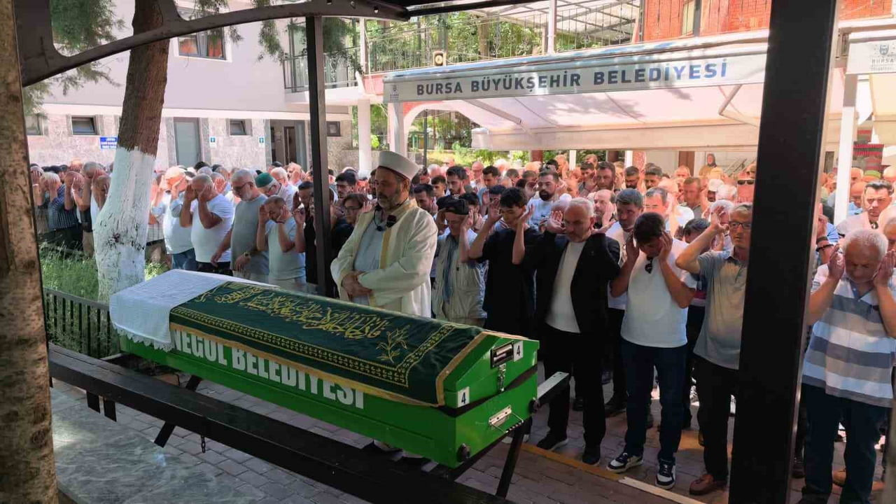 BURSA'NIN GEMLİK İLÇESİNDE GEÇİRDİĞİ TRAFİK KAZASINDA AĞIR YARALANAN VE KALDIRILDIĞI HASTANEDE İKİ...
