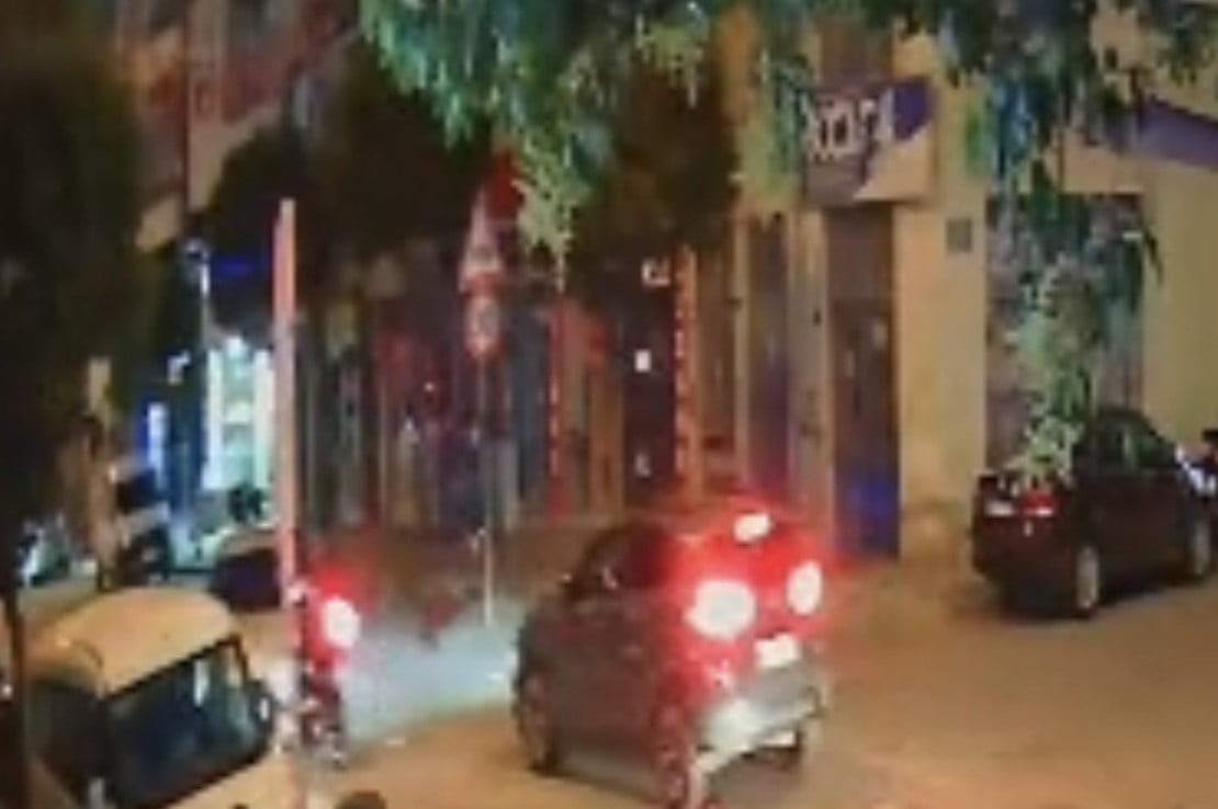 BURSA'NIN GEMLİK İLÇESİNDE PARK YERİNDEN ÇIKAN OTOMOBİLE ÇARPAN MOTOSİKLETİN SÜRÜCÜSÜ...