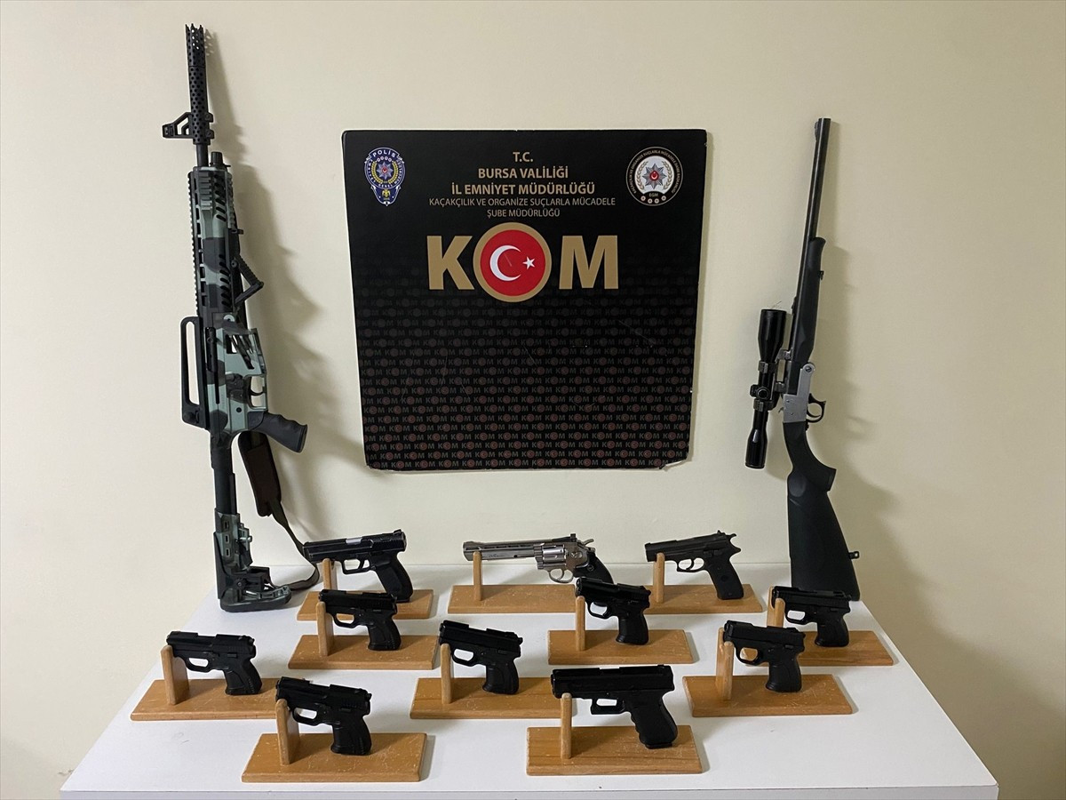 Bursa'nın Gemlik ilçesinde yasa dışı silah ticareti yaptıkları iddiasıyla gözaltına alınan 4...