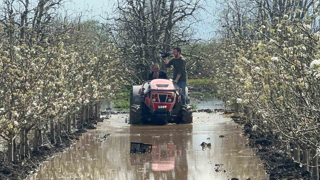 BURSA'NIN GÜRSU İLÇESİNDE YÜZLERCE DÖNÜM ŞEFTALİ VE ARMUT BAHÇESİ SU ALTINDA KALIRKEN, ÇİFTÇİLER...