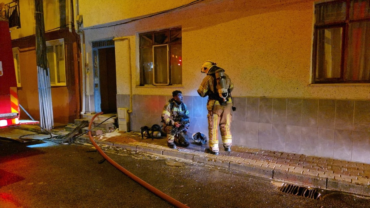 Bursa'nın İnegöl ilçesinde 3 katlı binanın çatısında çıkan yangın, itfaiye ekiplerince...