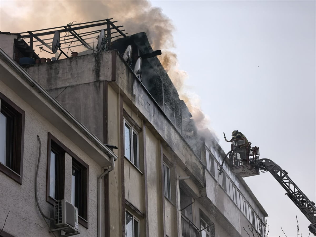 Bursa'nın İnegöl ilçesinde 4 katlı binanın teras katında çıkan yangın itfaiye ekiplerince...