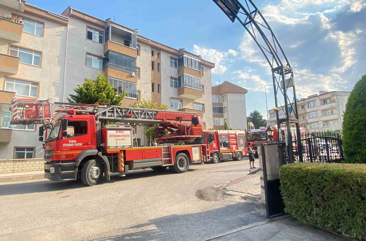 BURSA'NIN İNEGÖL İLÇESİNDE 5 KATLI BİR APARTMANIN EN ÜST KATINDA ÇIKAN YANGINDA MAHSUR KALAN ANNE...