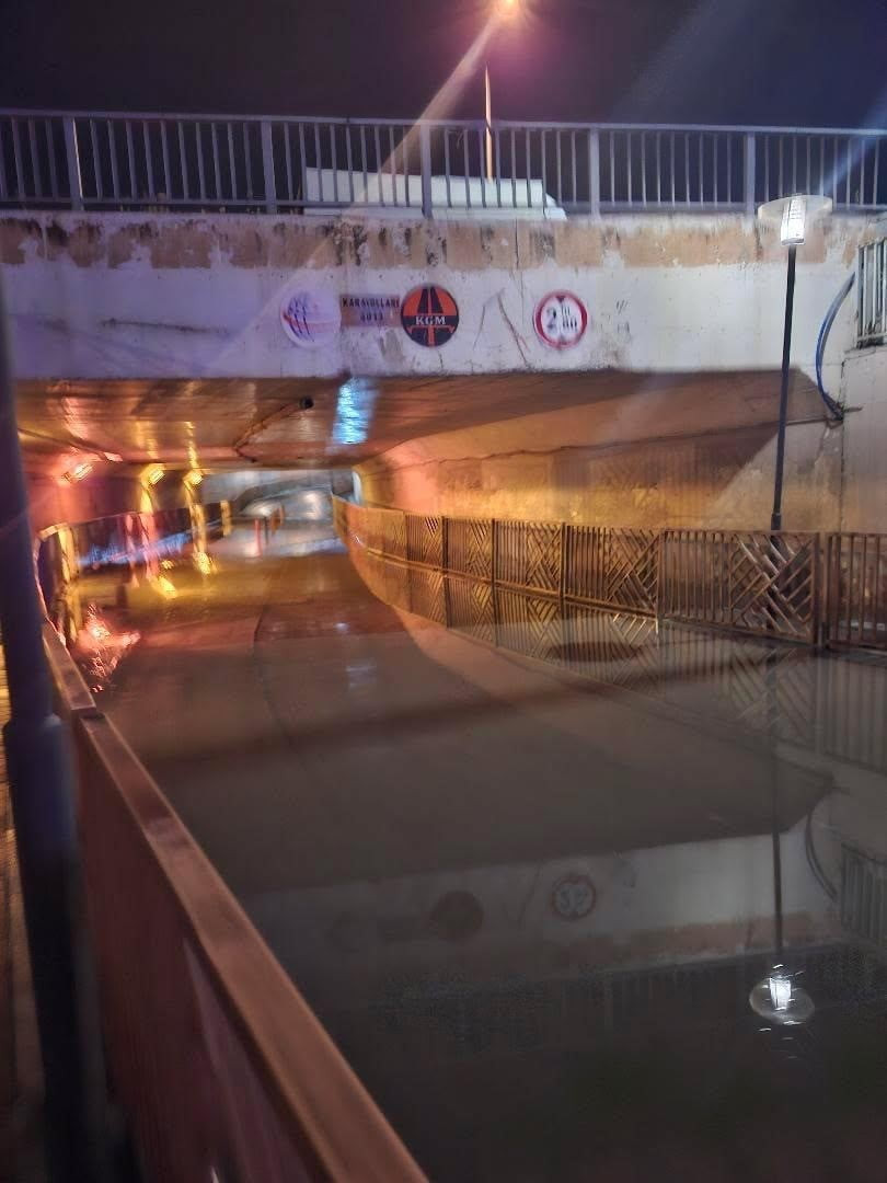 BURSA'NIN İNEGÖL İLÇESİNDE ANİDEN BASTIRAN SAĞANAK HAYATI OLUMSUZ ETKİLEDİ.  İLÇE MERKEZİ VE BAZI...