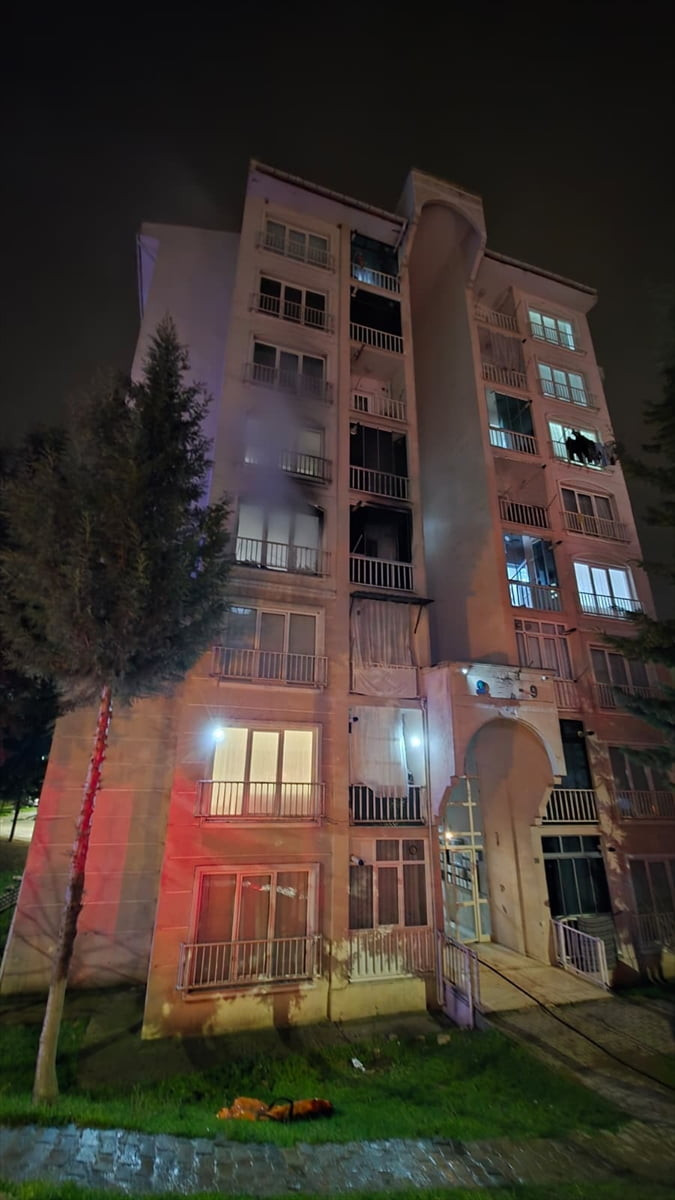 Bursa'nın İnegöl ilçesinde apartman dairesinde çıkan yangında 1 kişi yaralandı, 1 kişi dumandan...