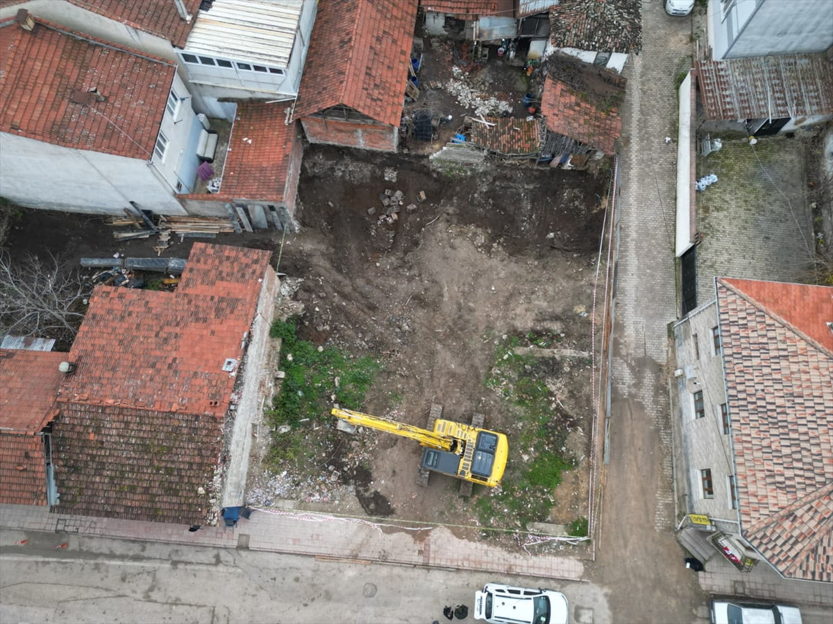 Bursa'nın İnegöl ilçesinde bir inşaatın temel kazısı sırasında tarihi kalıntılara rastlanması...