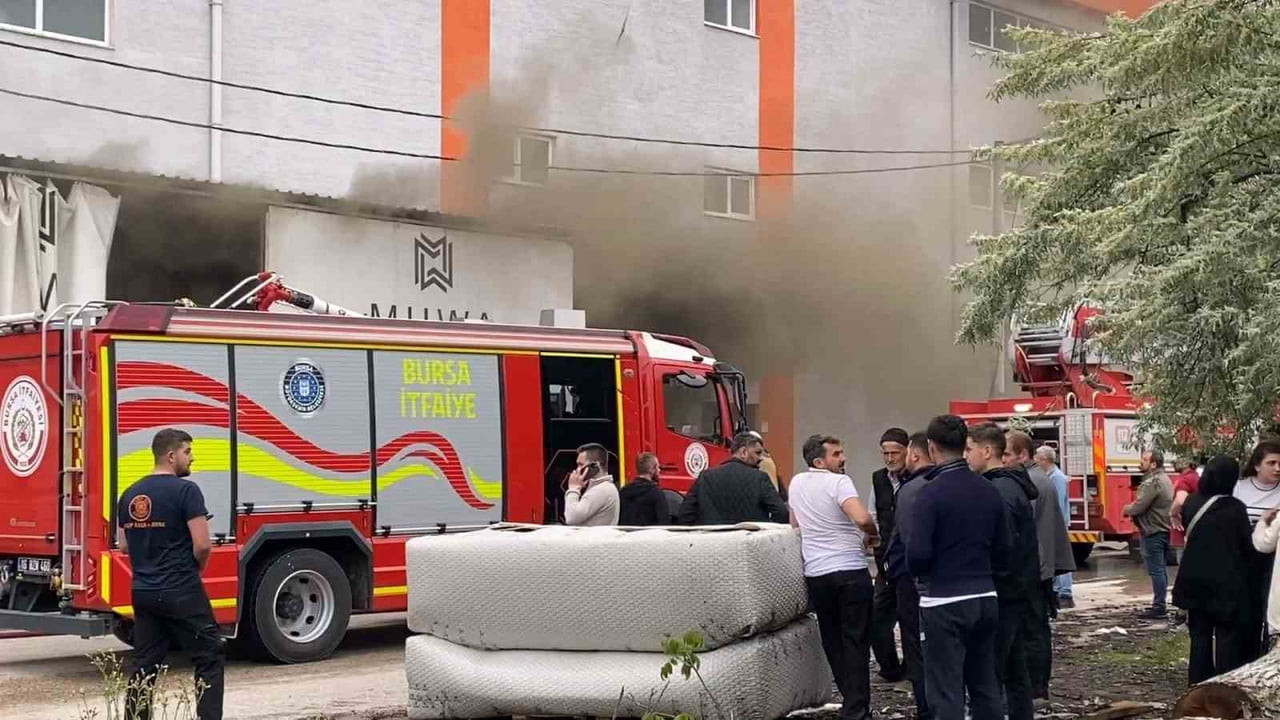 BURSA'NIN İNEGÖL İLÇESİNDE BİR KOLTUK FABRİKASINDA ÇIKAN YANGINDA 2 KİŞİ DUMANDAN...