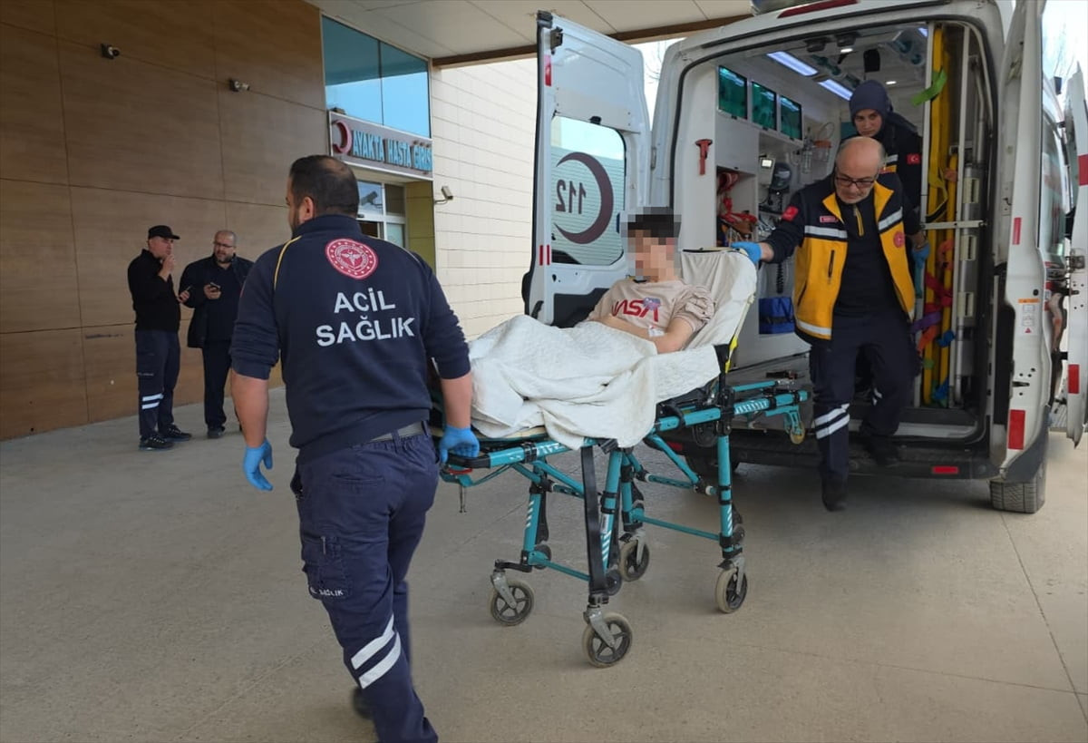 Bursa'nın İnegöl ilçesinde bir okulun önünde bacağından bıçakla yaralanan çocuk hastaneye...