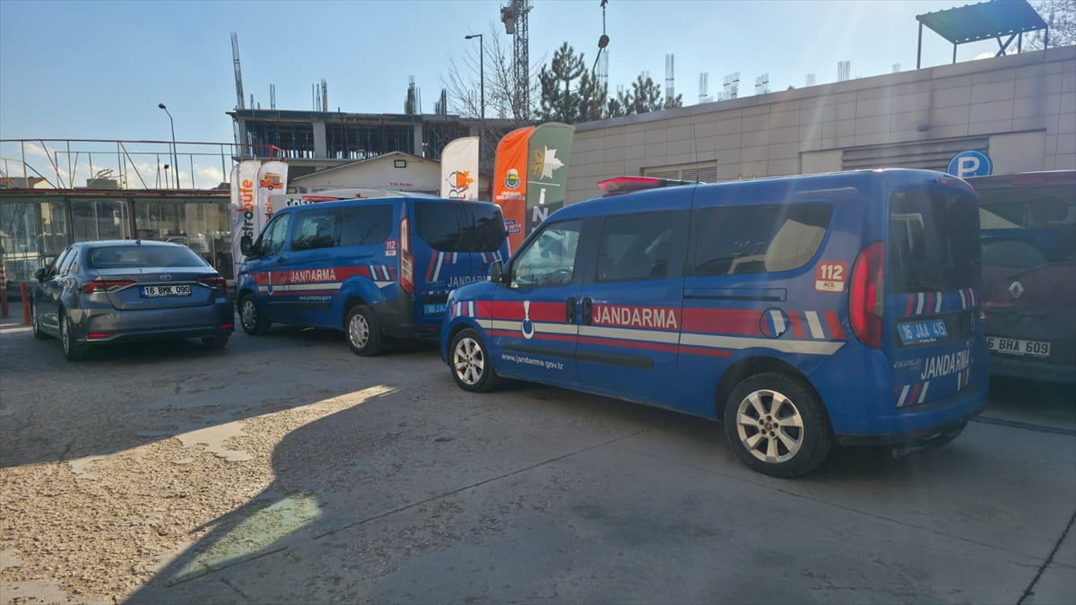 Bursa'nın İnegöl ilçesinde cami önünde fenalaşan kişi, kaldırıldığı hastanede hayatını kaybetti....