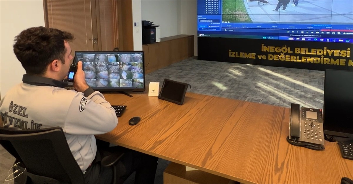 Bursa'nın İnegöl ilçesinde çekirdek kabuklarını yere atan kişileri tespit eden zabıta ekipleri, bu...