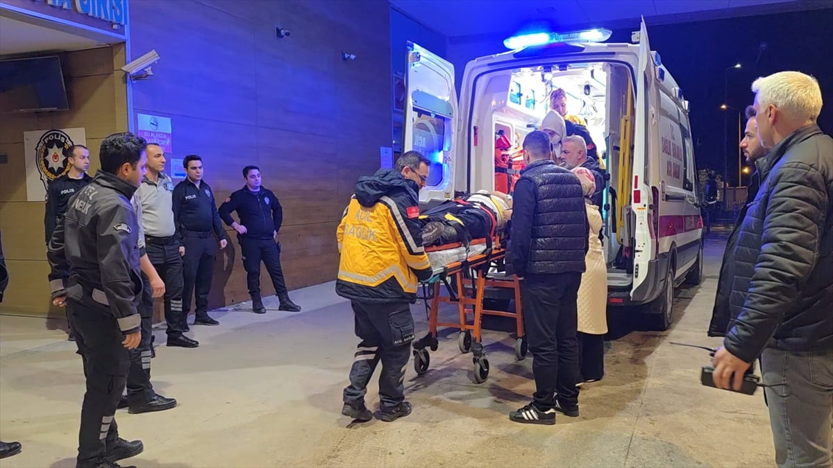 Bursa'nın İnegöl ilçesinde çıkan silahlı kavgada 1 kişi ağır yaralandı.