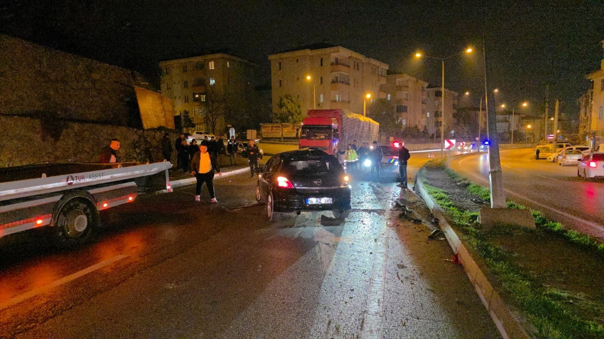 Bursa'nın İnegöl ilçesinde devrilen otomobildeki 3 kişi yaralandı.