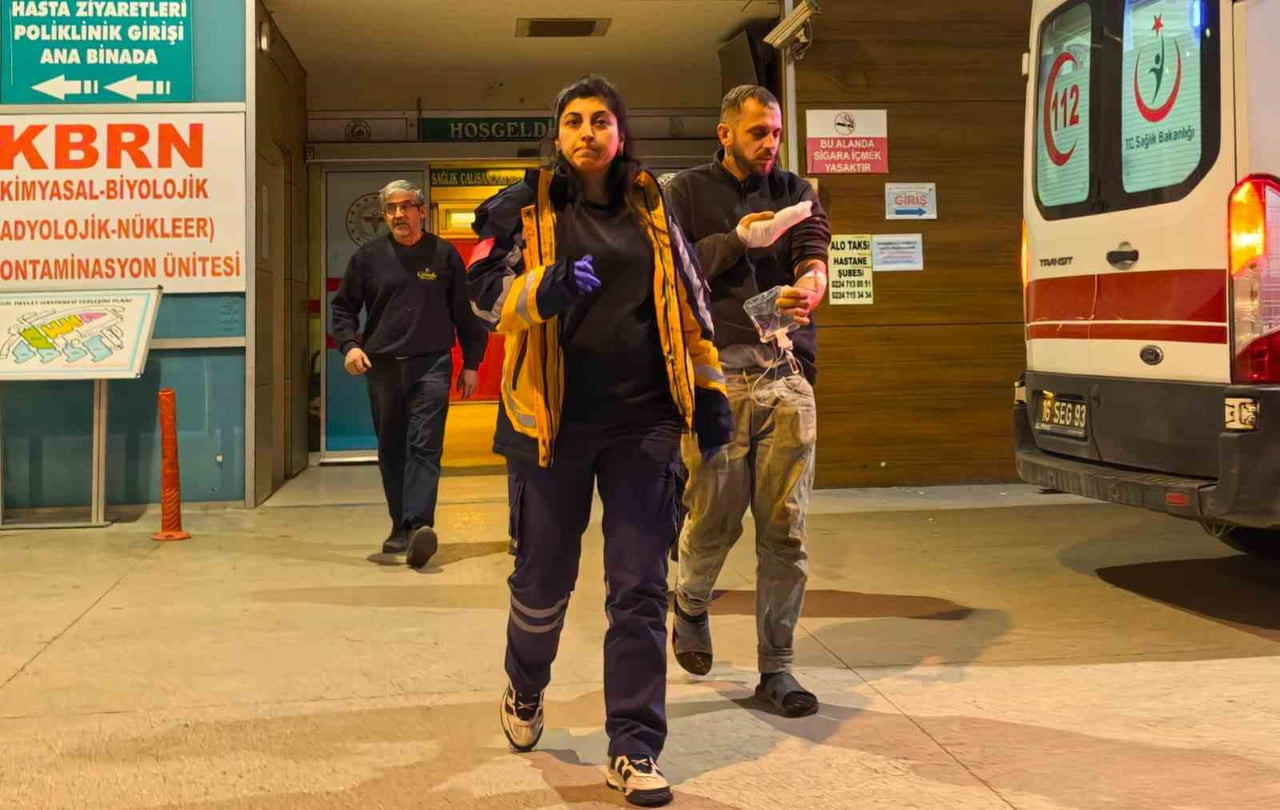 BURSA'NIN İNEGÖL İLÇESİNDE ELİNİ YEM KARMA MAKİNESİNE KAPTIRAN GENÇ YARALANDI.