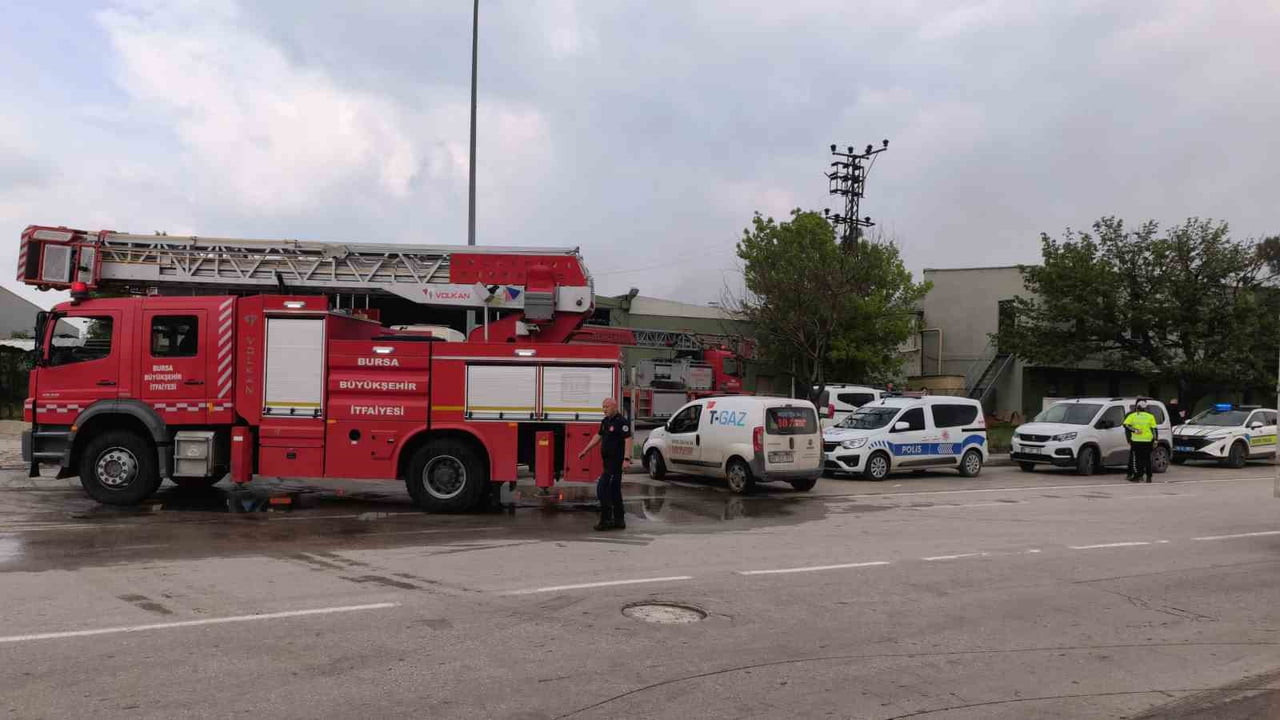 BURSA'NIN İNEGÖL İLÇESİNDE FAALİYET GÖSTEREN BİR SUNTA FABRİKASINDA YANGIN ÇIKTI.
