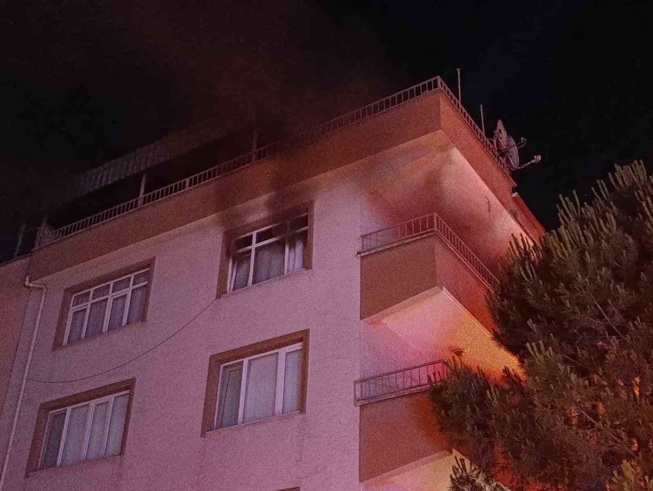 BURSA'NIN İNEGÖL İLÇESİNDE GECE SAATLERİNDE BİR APARTMAN DAİRESİNDE ÇIKAN YANGIN PANİĞE NEDEN...