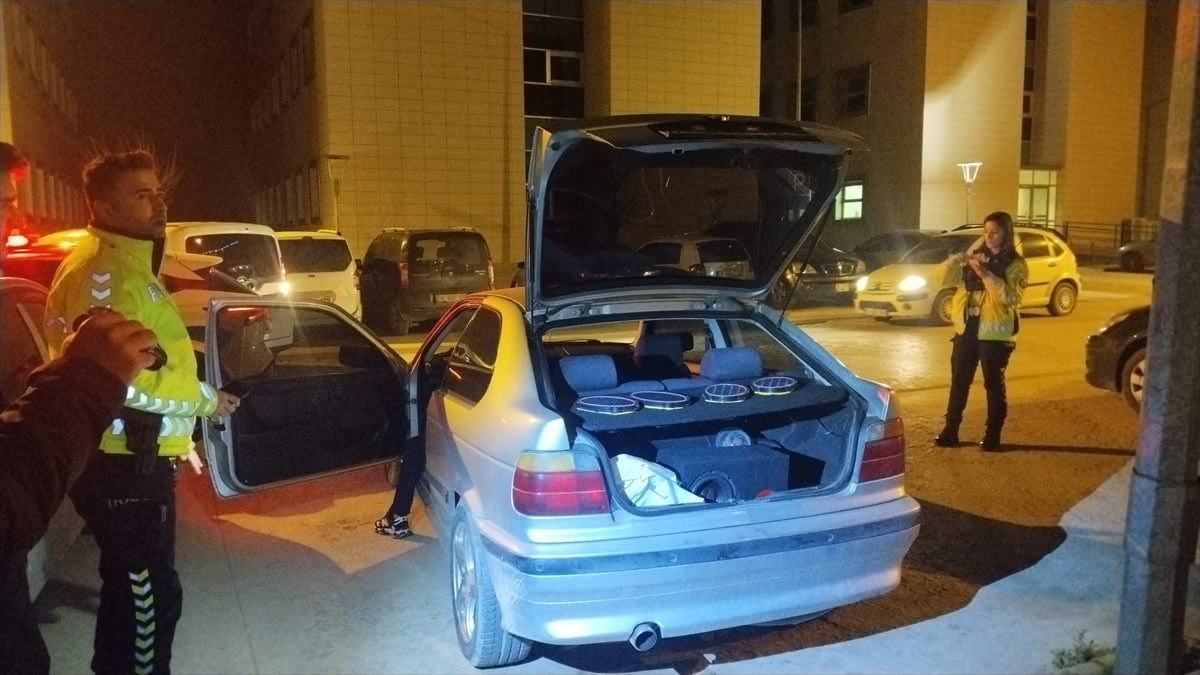 Bursa'nın İnegöl ilçesinde hastane bahçesinde yüksek sesle müzik dinlediği iddia edilen sürücüye...