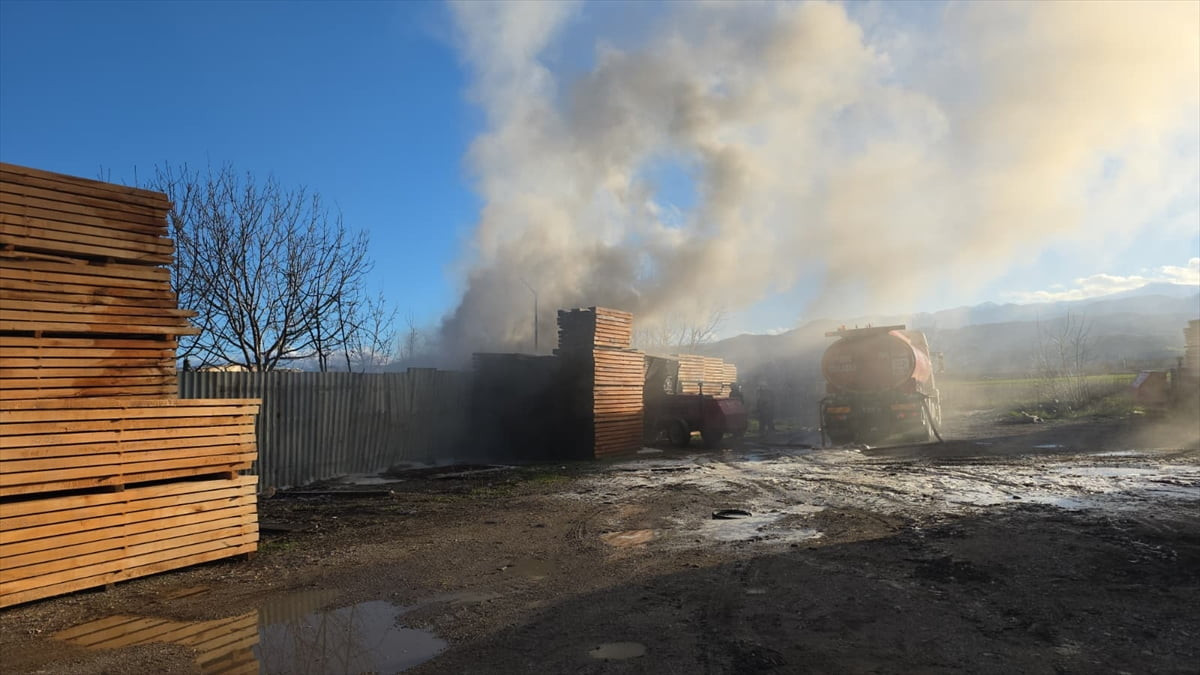 Bursa'nın İnegöl ilçesinde hurdalıkta çıkan yangın söndürüldü.