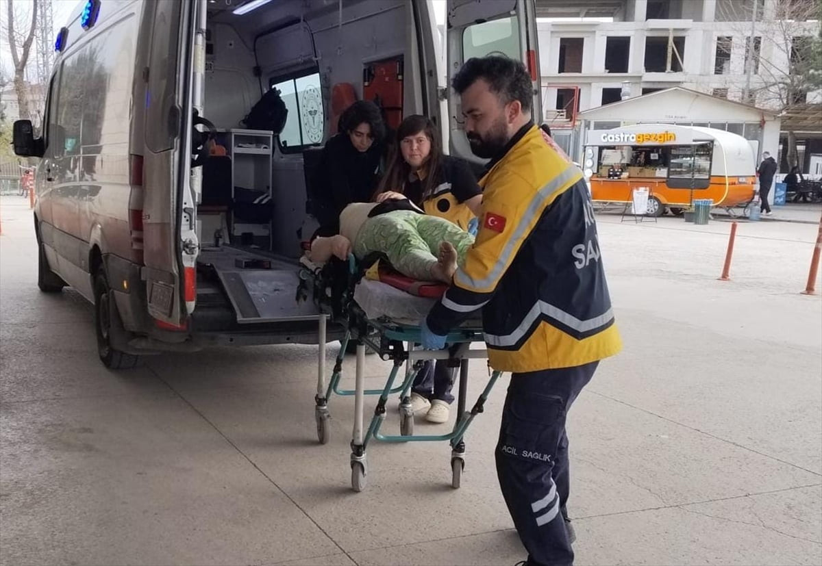 Bursa'nın İnegöl ilçesinde iki katlı binanın ikinci katındaki balkondan düşen kadın yaralandı....