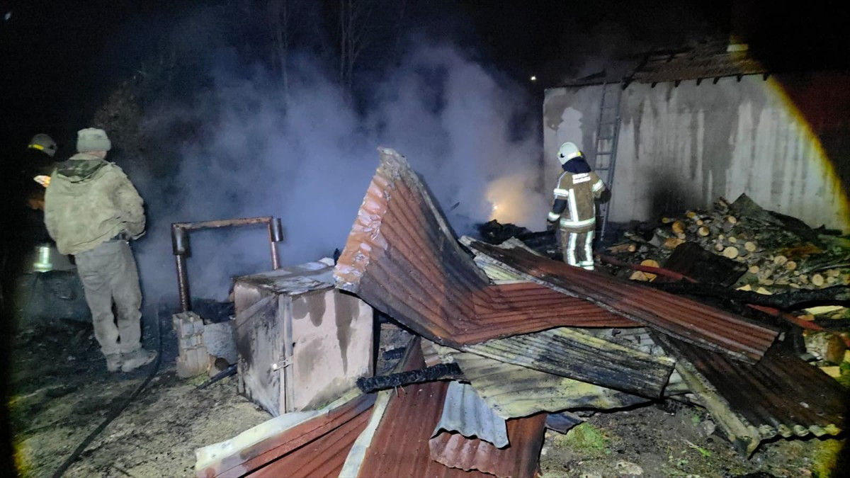 Bursa'nın İnegöl ilçesinde iki katlı evde çıkan yangın itfaiye ekiplerince söndürüldü.