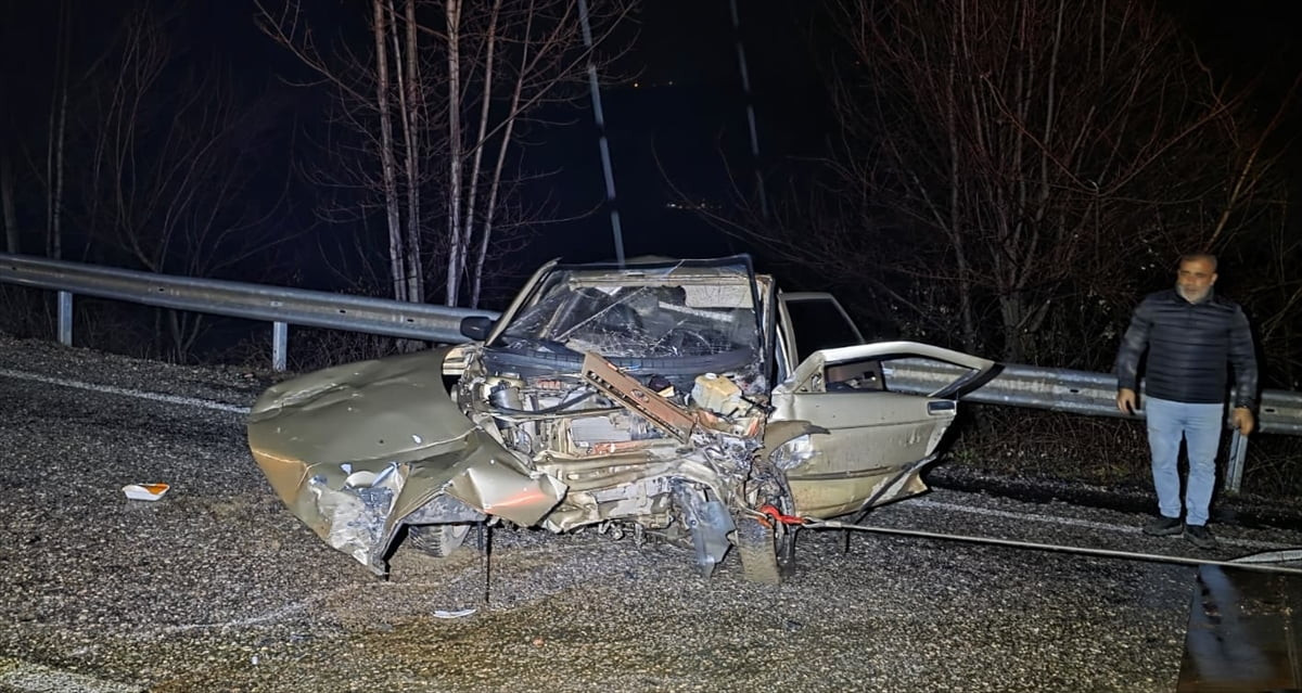 Bursa'nın İnegöl ilçesinde iki otomobilin çarpışması sonucu 3 kişi yaralandı.