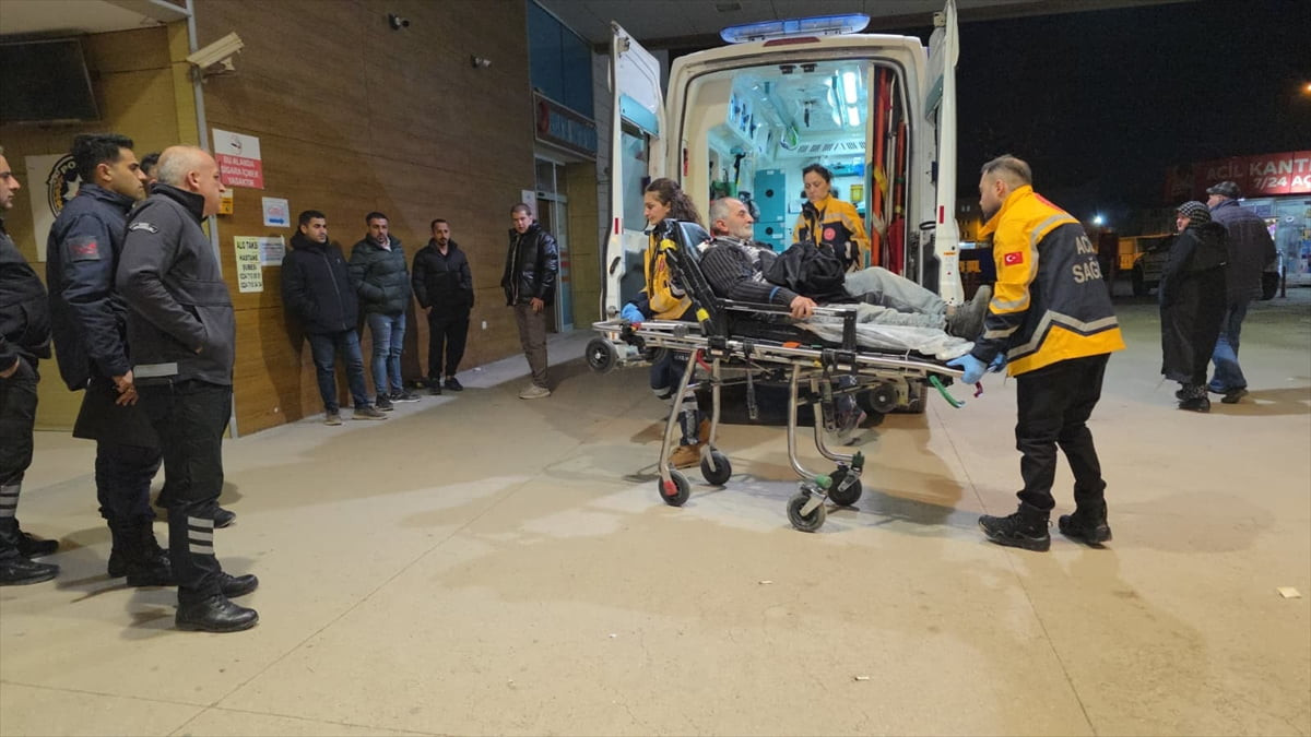 Bursa'nın İnegöl ilçesinde iş yerine düzenlenen silahlı saldırıda 2 kişi yaralandı. Yaralılar...