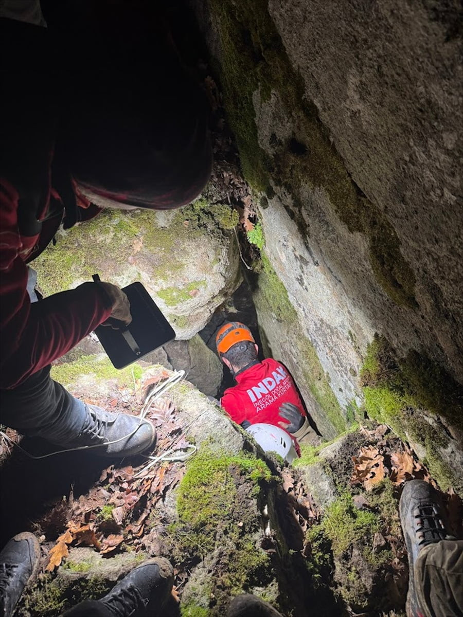 Bursa'nın İnegöl ilçesinde kayalıkta mahsur kalan 2 av köpeği kurtarıldı.