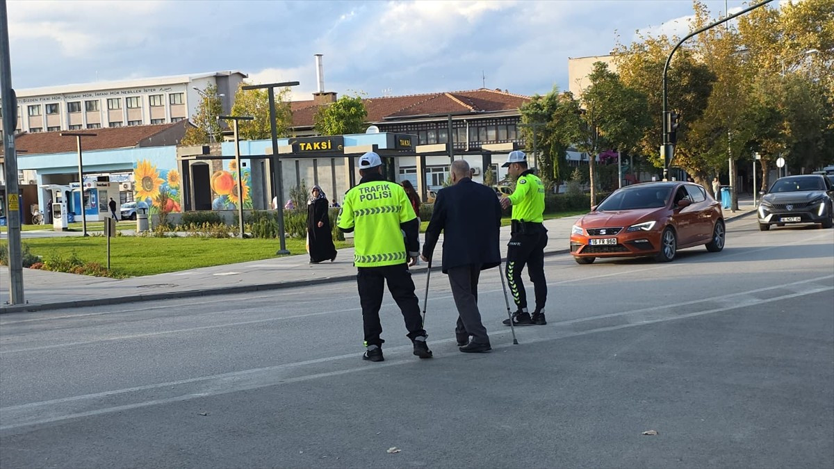 Bursa'nın İnegöl ilçesinde koltuk değnekleriyle yolun karşısına geçmeye çalışan yaşlı kişiye...