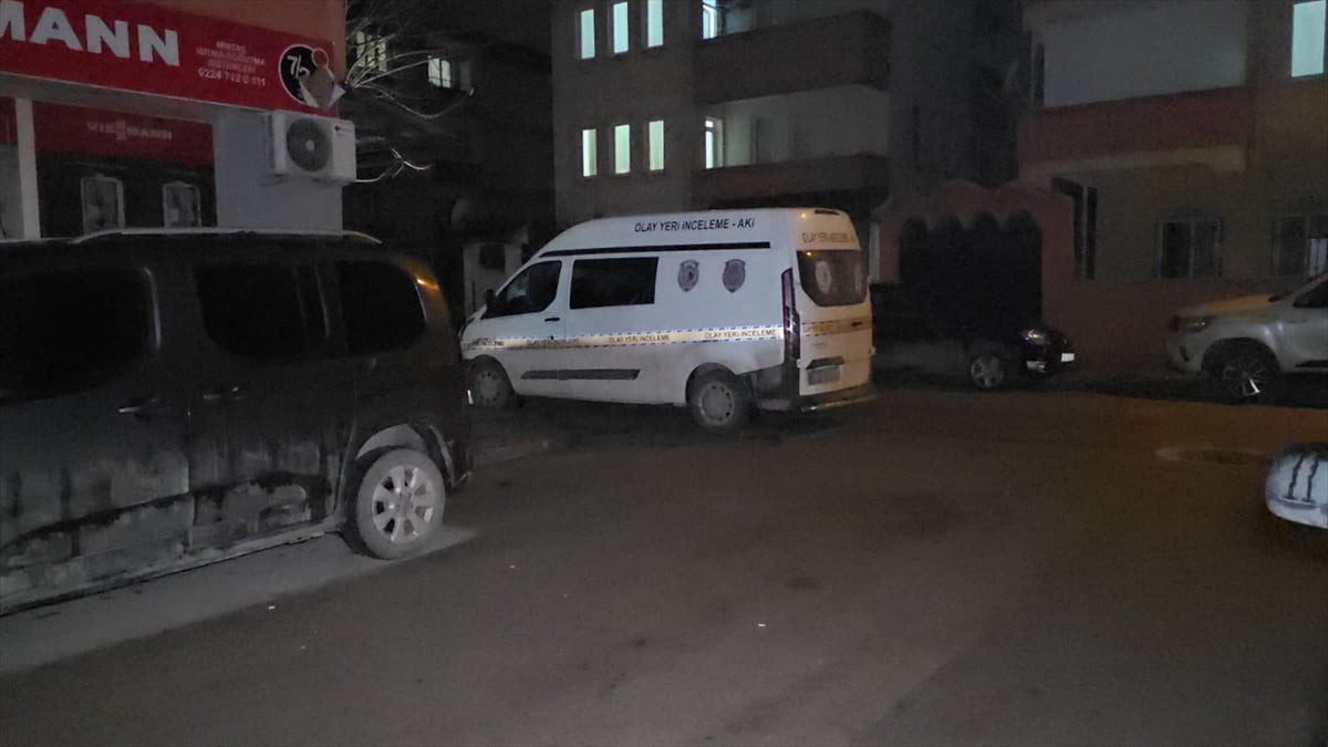 Bursa'nın İnegöl ilçesinde kuzenini bıçakla yaralayan kişi gözaltına alındı. Sağlık ekiplerinin...